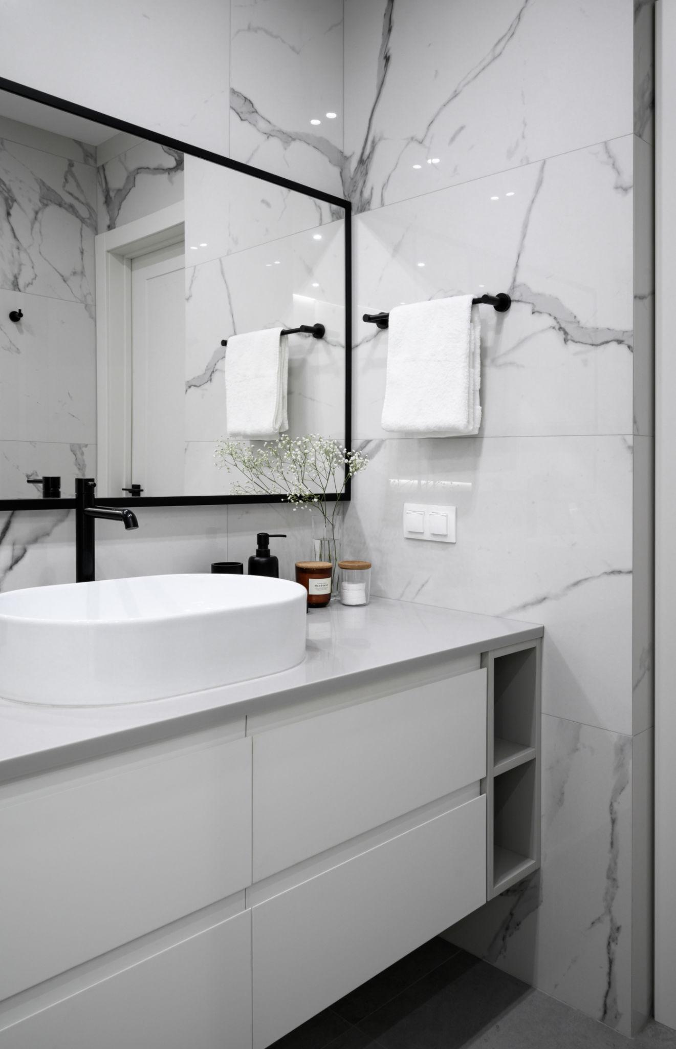 Salle de bain apres renovation - marbre blanc